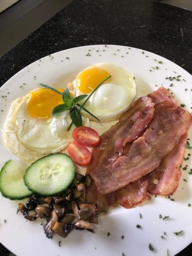 Makanan di atau berdekatan lodge