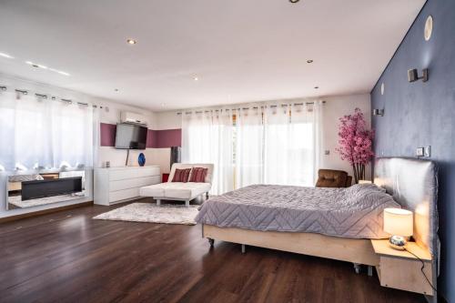 アゼイタオンにあるAkivillas Azeitao Relaxのベッドルーム1室(ベッド1台付)、リビングルームが備わります。