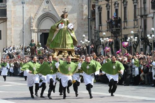 a group of men in green shirts running in a parade at Il viandante in Sulmona