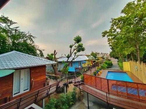 einen Blick über ein Haus mit Pool in der Unterkunft Mango House in Sukhothai