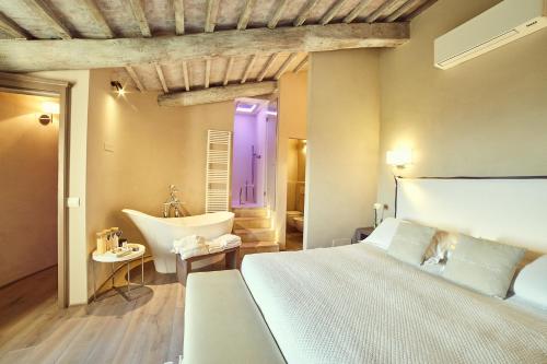 A bed or beds in a room at Il Torrino - Deb'S Monticchiello