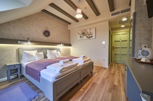 a bedroom with a bed and a green door at Takler Kúria in Szekszárd