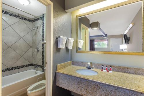 Ένα μπάνιο στο Travelodge by Wyndham South Holland