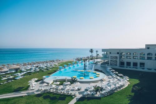 - une vue aérienne sur un complexe avec une piscine et l'océan dans l'établissement Iberostar Selection Kuriat Palace, à Monastir