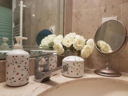 Ванна кімната в Lux Studio our swimming pool and garden