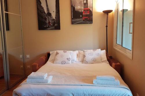 Ліжко або ліжка в номері Lux Studio our swimming pool and garden