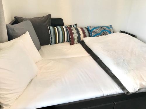 福岡市にあるLocal Hakata apartment No10のベッド2台(枕付)