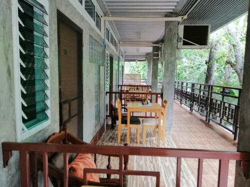 ระเบียงหรือลานระเบียงของ Loei Huen Hao Hug Home&Resort