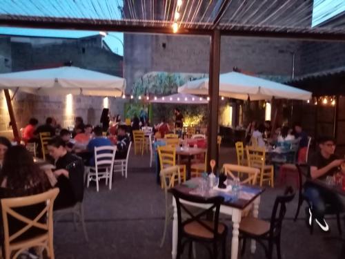 ein Restaurant mit Tischen und Sonnenschirmen in der Unterkunft Casa Matuta in Santa Maria Capua Vetere