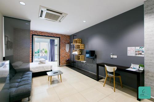 TV a/nebo společenská místnost v ubytování JOMSTAY Octagon Ipoh Suites