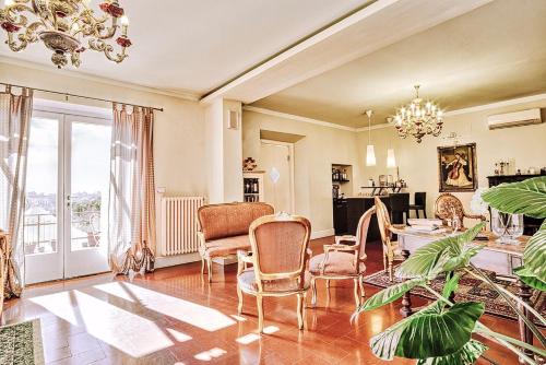 a living room with a dining table and chairs at Boutique Hotel L'Imperatrice in Foiano della Chiana
