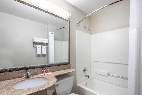 Ένα μπάνιο στο Microtel Inn & Suites by Wyndham Atlanta Buckhead Area