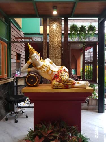 a statue of a unicorn sitting on a table at Tepbunthom Hostel in Bangkok