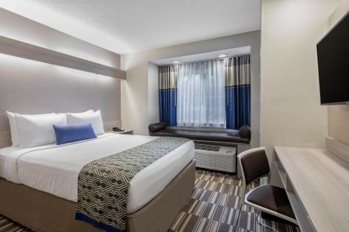 Ένα ή περισσότερα κρεβάτια σε δωμάτιο στο Microtel Inn & Suites by Wyndham Atlanta Buckhead Area