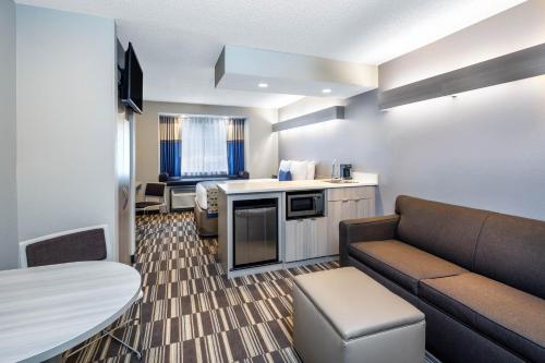 Microtel Inn & Suites by Wyndham Atlanta Buckhead Area Image