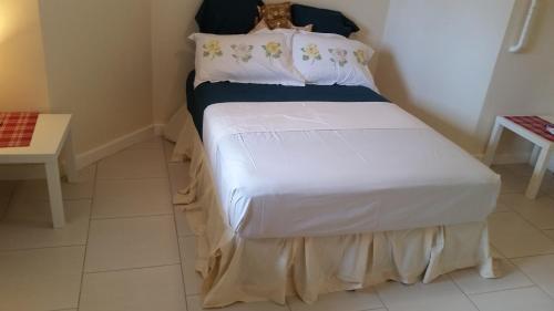 a small bedroom with a bed in a room at Campeche Villa Jasmine Apartment in Méro