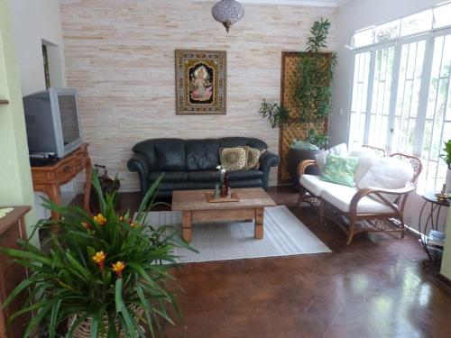 uma sala de estar com um sofá e uma mesa de centro em Zen Hostel Brasil em São Paulo