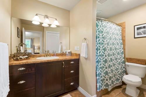 y baño con lavabo, aseo y ducha. en 5 Bedroom Perfect Location to see the City and Ski Resorts, en Salt Lake City