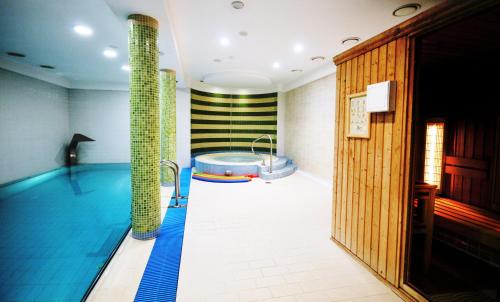 Piscina a Bursztyn Resort o a prop