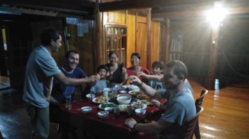 Επισκέπτες που μένουν στο Ba Be lake-Huyền Hào Homestay