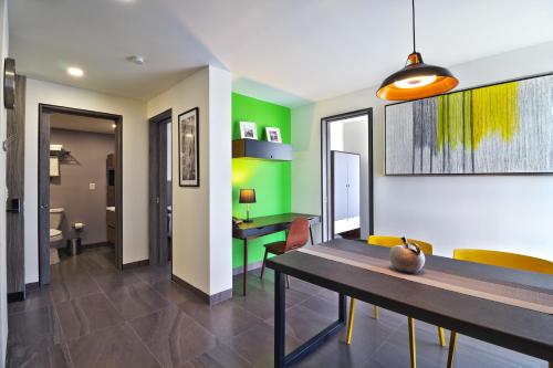 錫勞的住宿－Arboleda 5，一间设有桌子和绿色墙壁的用餐室