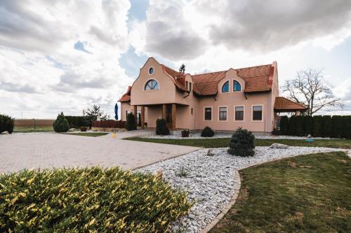 una casa grande con techo de gambrel en Motel ARD, en Sarovce