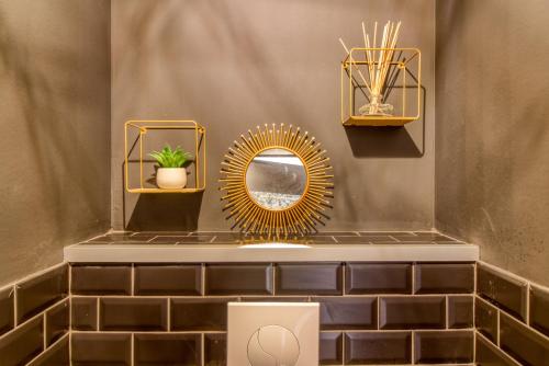 a bathroom with a mirror and a sink at L Her Beau d Hier in LʼÉpine