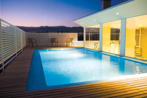 una piscina en la azotea de un edificio en Urbana Class Hotel en Mendoza