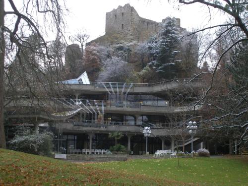 um edifício com um castelo em cima em Ferienwohnung Ferber em Badenweiler