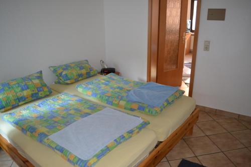 2 camas individuales sentadas una al lado de la otra en una habitación en FEWO Haus Meister en Hadamar