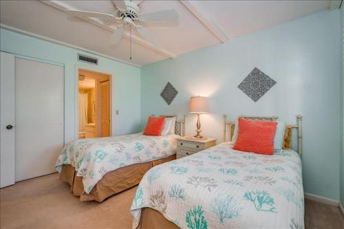- une chambre avec 2 lits et un ventilateur de plafond dans l'établissement Sea Oats 236 Apartment, à Boca Grande