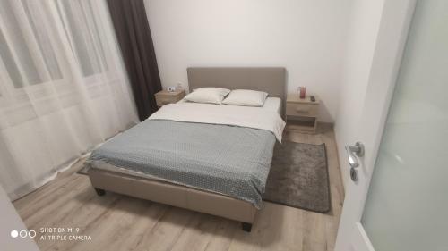 een kleine slaapkamer met een bed en een raam bij Popasu din oras in Baia Mare