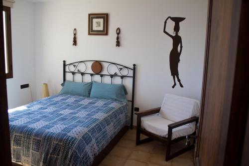 アンティグアにあるCasa El Hornoのベッドルーム1室(ベッド1台、椅子付)