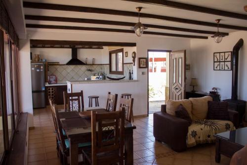 アンティグアにあるCasa El Hornoのリビングルーム(ソファ、テーブル付)、キッチンが備わります。