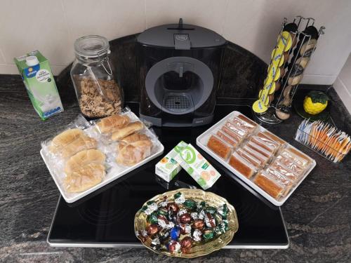 een toonbank met drie schalen gebak en een koffiezetapparaat bij JV40 TURISMO in Logroño