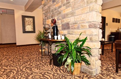 een lobby met een stenen muur en een plant bij Cobblestone Inn & Suites - Clarion in Clarion