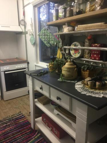 een keuken met een zwart aanrecht in een kamer bij Boshuisje in Haaksbergen