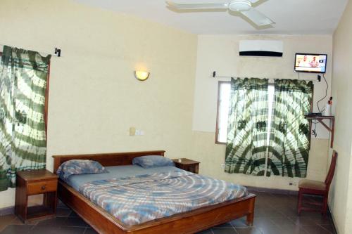En eller flere senge i et værelse på ASSOUKA Eco-Village du lac Nokoué