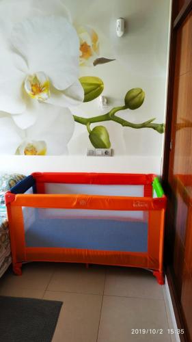 a wall with a painting of white flowers on it at Apartamento en Alcalá, con aparcamento, con aircondicionador in Alcalá