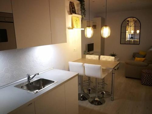 cocina con fregadero y encimera en Apartamento con encanto, en Madrid