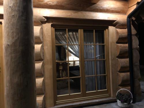 a window in the side of a log cabin at Domek Tatrzańska Zyngierka z Jacuzzi in Ząb