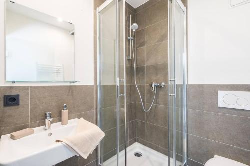 a bathroom with a shower and a sink and a toilet at T11-Appartements & Boardinghouse in Villingen-Schwenningen