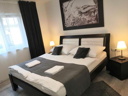 um quarto com uma cama grande com duas toalhas em Chalupa Starovice em Starovice