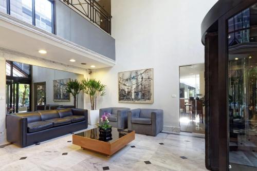 a living room with couches and a table at Bristol The Time Berrini in Sao Paulo