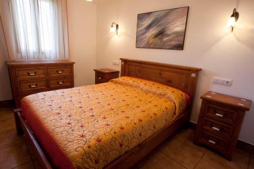 1 dormitorio con 1 cama y 2 mesitas de noche en APARTAMENTO TURISTICO ACEDO, en Acedo