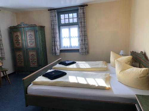 1 dormitorio con 2 camas y ventana en Hotel Krone Post, en Gersfeld