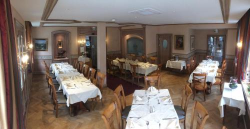 an overhead view of a restaurant with tables and chairs at Logis Hôtel Ettenheim in Strasbourg