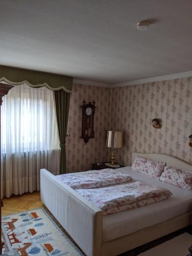 Ein Bett oder Betten in einem Zimmer der Unterkunft Ferienwohnung Föckler