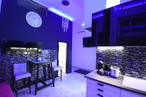 Kuchyňa alebo kuchynka v ubytovaní Modern Design Apartment in the City Center
