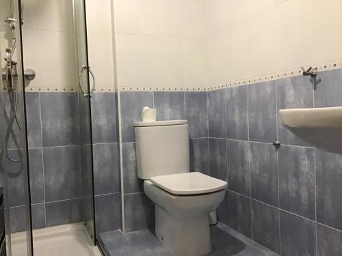 ミヤドイロにあるApartamento Luaのバスルーム(トイレ、洗面台付)